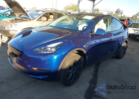 2025 Tesla Model Y Long Range Dual Motor Rear-Wheel Drive z USA, uszkodzony, nr VIN 7SAYGDED4SF256344